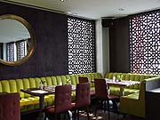  freundlich auch tagsüber dank orientalisch kunstvoll gestalteten, gitterartiger  Fensterverkleidungen (©Foto: gastropr)